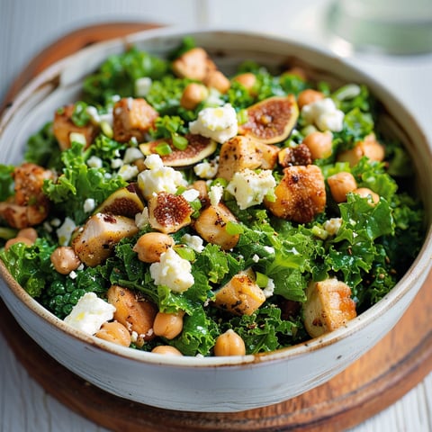 Délicieuse salade de kale, poulet et figues, accompagnée de légumes variés, pour un repas équilibré et gourmand.