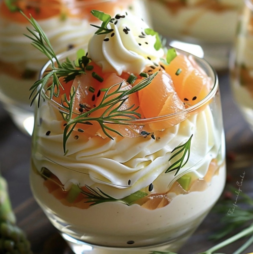 Une assiette de desserts avec des fruits et des herbes.