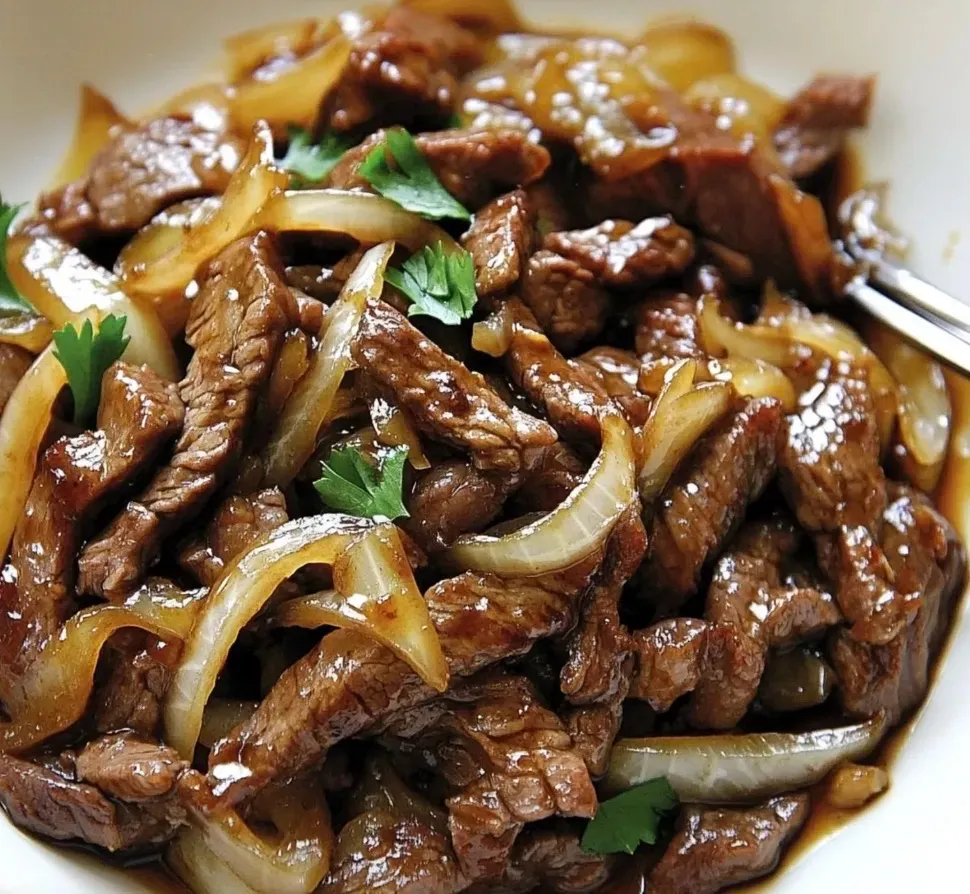 Une assiette de beef chinois avec des onions et des herbes.