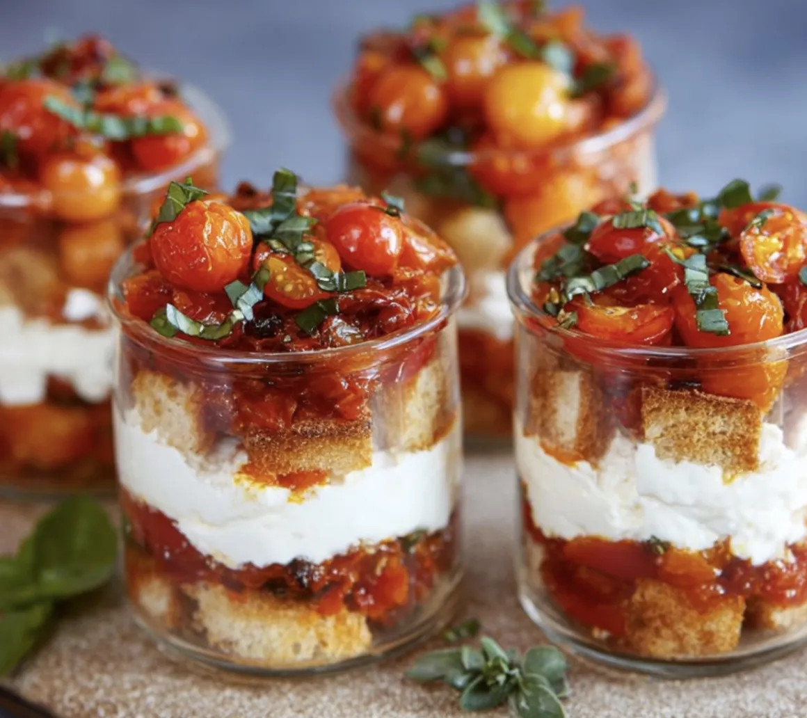 Verrines de tomates et feta, une recette savoureuse et délicieuse, est servie dans des verres en verre.