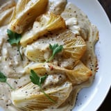 Des légumes sautés nappés d'une sauce soyeuse, garnis de persil et d'une touche d'épices, présentés dans une assiette.