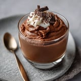 Une tasse de mousse chocolat avec des crumbles de chocolat sur le dessus.