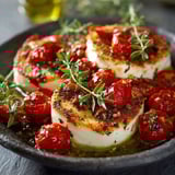 Tian Pané est un plat de fromage et tomates, servies dans un bol noir.