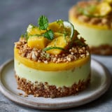 Une tarte aux fruits et cruste de noix, garnie de menthe et de citron.