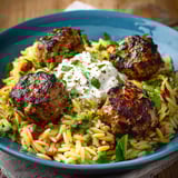 Boulettes de viande avec des légumes et des herbes, servies dans un bol bleu.