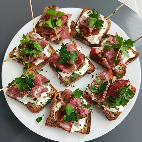 Pain garni de viande fine et fromage, décoré de persil.