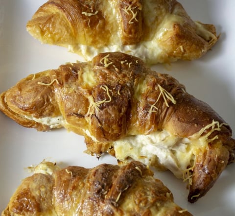 Croissant mit käse.