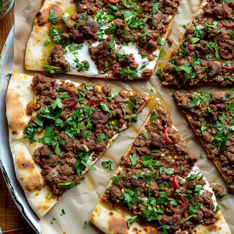 Pizza garnie à la viande hachée