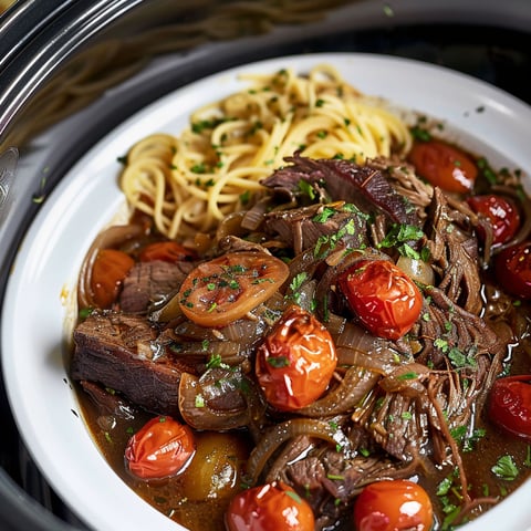 Plat mijoté de bœuf tendre avec tomates cerises et pommes de terre.