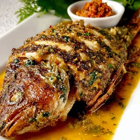 Un poisson braisé en toute simplicité, accompagné d'une sauce curry et d'herbes fraîches.
