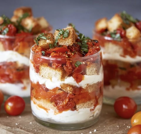 Verrines de tomates et feta, une recette savoureuse et colorée, est servie dans des verres transparentes.