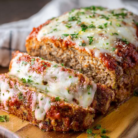 Une tranche de Pain de Viande à l'Italienne est servie sur un plateau.