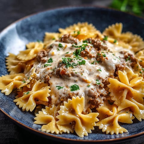Une plate de pâtes avec des sauces et des herbes.