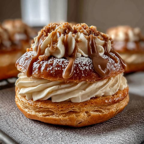 Une délicieuse tarte à la praline croquante, également connue sous le nom de Paris-Brest, est servie sur un plateau.